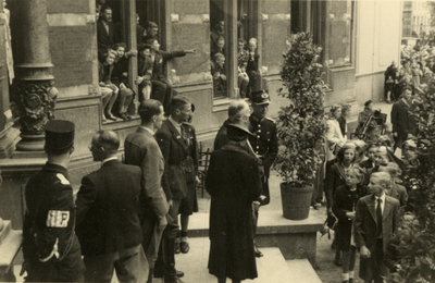 605167 Afbeelding van een menigte op het Domplein te Utrecht, mogelijk tijdens de viering van de eerste Koninginnedag ...